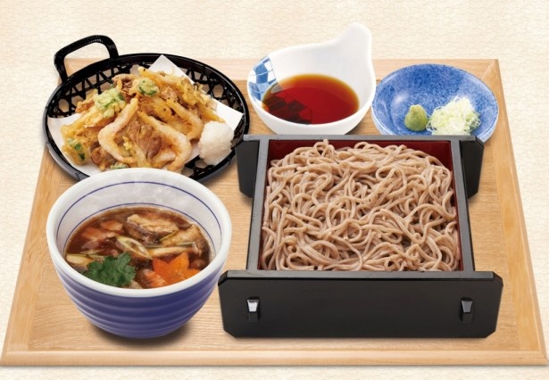 国産鶏肉を使ったつけ汁そばが特長の「純和鶏のつけ汁そばと白海老の寄せ揚げ天」(税別999円)