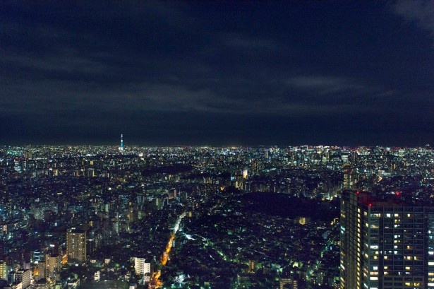 オザミ サンカントヌフから見える夜景について、「ここからは東京スカイツリーと東京タワーが見えます。東京にいるんだ、ということを実感できますね」と丸々氏は語る