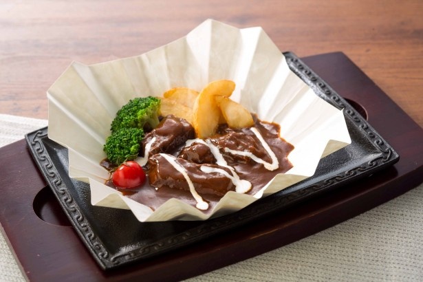【写真を見る】自家製ソースでじっくり煮込んだ「サラダバイキング食べ放題付き　ステーキ屋さんのビーフシチュー」(税別1499円)