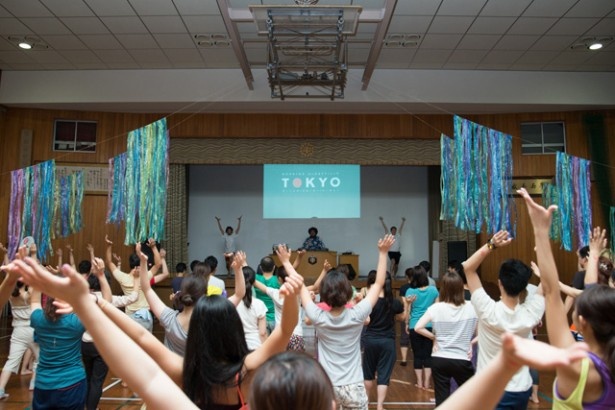 平日の早朝にも関わらず、会場は多くの人々で溢れかえっていた