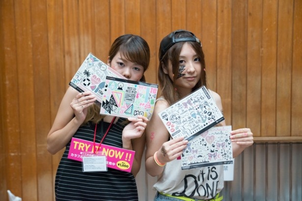 【写真を見る】うら若き乙女たちも大勢参加！オトコだったら黙って参加するしかない!!