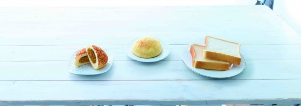 「ピュアブレッド」(写真右)は、希少な北海道産小麦「春よ恋」を使った食パン。噛めば噛むほど、素材の旨味を感じられる