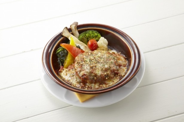 スペインの伝統料理で肉団子のような料理“アルボンディガス”をイメージした「トマトのスペイン風煮込みハンバーグ」(899円)