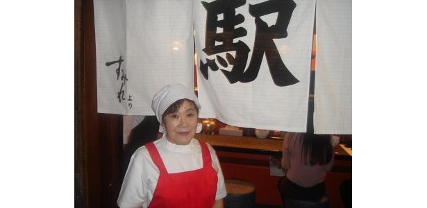村中明子さん。「純連」「すみれ」の原点となる味を作り上げた