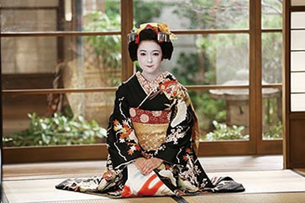 舞妓になるために厳しい稽古を乗り越えた小春