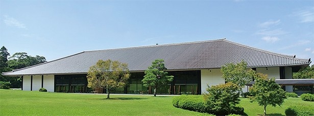 会場の奈良県新公会堂。日本瓦ぶきの建物で奈良公園の緑と調和している。