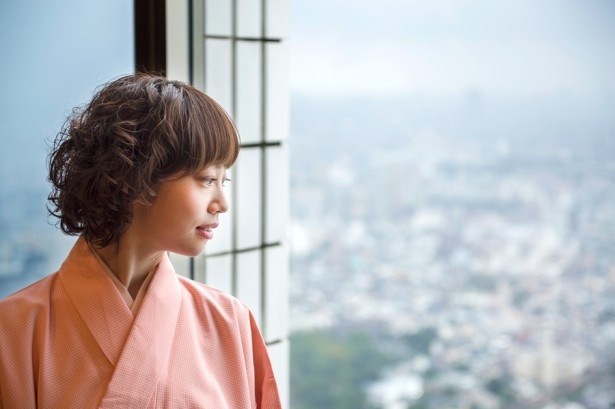 「天空の庭 星のなる木」から景色を眺めるぴっかり☆さん。「都会にいることを忘れてしまうような本当に素晴らしい空間だと思います」