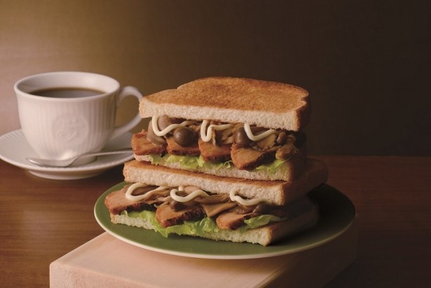 【写真を見る】人気フードの秋バージョン｢トーストサンド日南どりの焦がし醤油バター｣(420円)