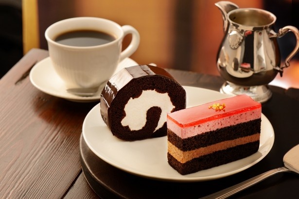 ｢ビターチョコレートロール｣(写真奥)｢フランボワーズ＆チョコレートケーキ｣(各390円)