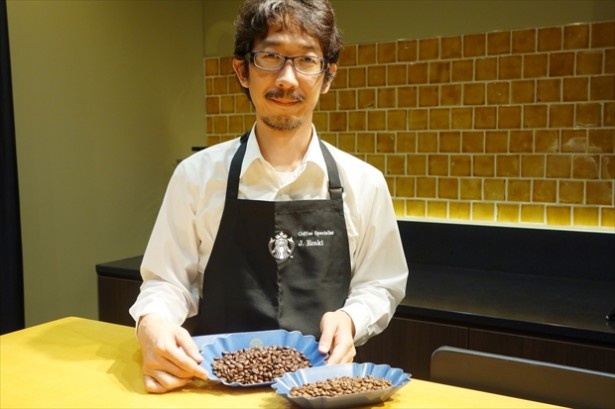 【写真を見る】コーヒーへの愛情を語り尽くしてくれたコーヒースペシャリスト、江嵜讓二氏。その優しくも鋭い眼光でコーヒー豆の善し悪しを見極めている!?