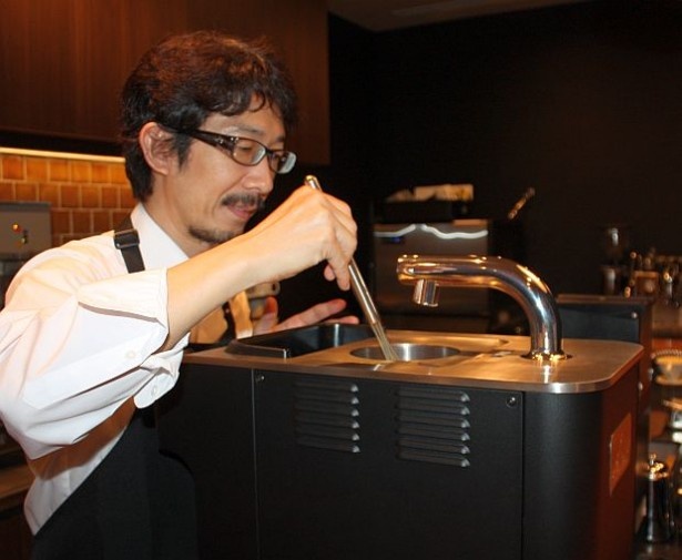 特別な抽出器具「クローバー」でコーヒーを淹れる江嵜氏