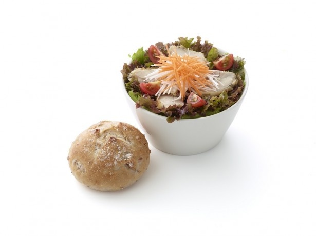 『ごちそうサラダ「ハーブチキンとにんじん」ライ麦パン付き(さっぱり和風ドレッシング)』は、旬の生野菜とクルミ入りライ麦パンがセットになった食事性の高いメニュー