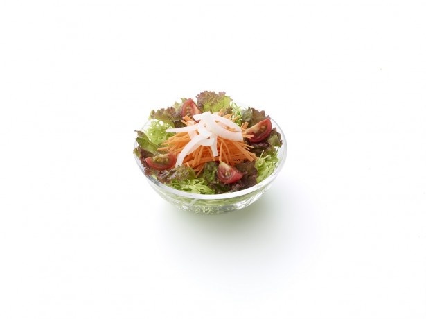 キャベツ、サニーレタス、ニンジン、ミニトマト、スライスオニオンが彩り良く載った「こだわり野菜のにんじんサラダ(さっぱり和風ドレッシング)」