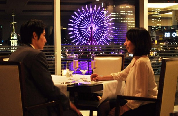 きらめく神戸の夜景を眺めながら、ムード満点のディナーを楽しもう/プロポーズ当日の流れ(3/9)