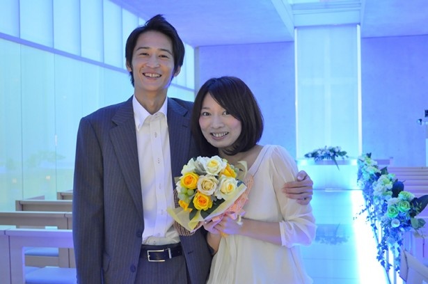 幸せいっぱいの笑顔でプロポーズ成功のサインを出せば、 スタッフによる祝福の花束プレゼントと記念撮影が/プロポーズ当日の流れ(7/9)