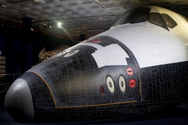 スペースシャトル「アトランティス」前部胴体とキャビン(実物大モデル)