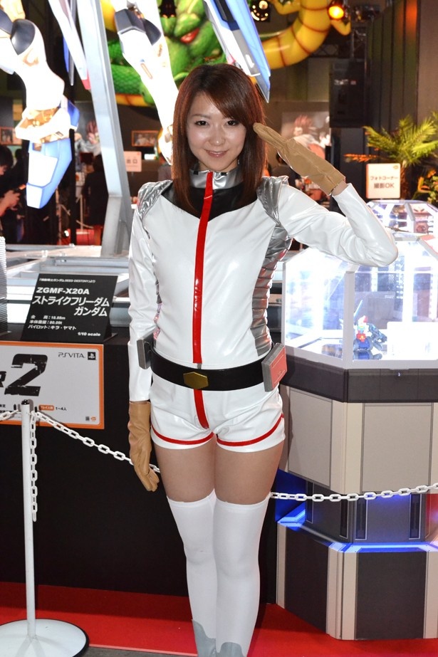 アムロ・レイの衣装を着こなす美人コンパニオン