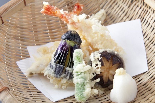 旬の魚介と野菜を盛り合わせた「天ぷらの盛り合わせ」