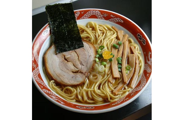 【ラーメン専門 くぼ田】「ラーメン」(￥700)。オーソドックスで昔ながらの「中華そば」的味わい。化学調味料も使用せず、ネギなども注文を受けてから切る真面目ぶり