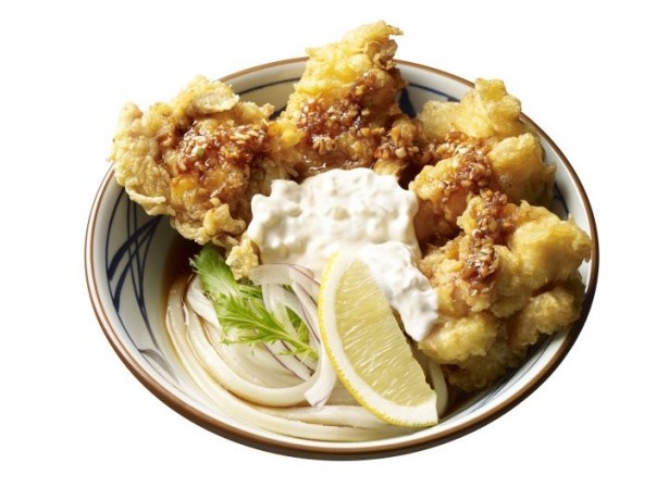 【写真を見る】鶏天を中華料理の油淋鶏風に仕立てた「タル鶏天ぶっかけうどん(油淋鶏ソース)」(並600円、大700円)