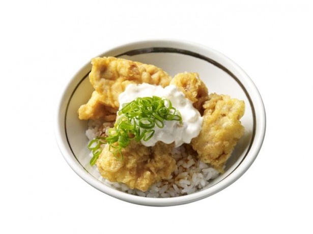 うどんだけでは物足りないという人におすすめな「タル鶏天ごはん」(390円)