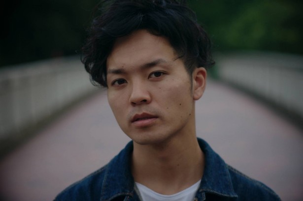 2012 年7 月よりYouTube にて多重録音でパフォーマンスする「ひとりglee」を 配信している財部亮治(たからべ りょうじ)