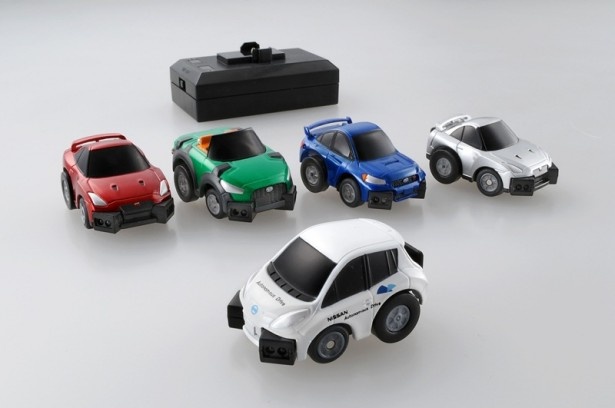 【写真を見る】「Q‐eyes」は全4種類を展開。「NISSAN LEAF 自動運転テストカー」「SUBARU WRX STI」「ダイハツ コペン future included Xmz」「NISSAN GT-R」