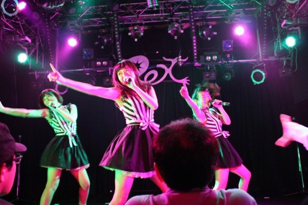 【画像を見る】初単独プレライブで初々しいパフォーマンスを見せた女子高生3人が早くも大舞台に！