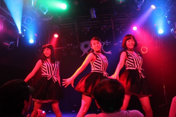 アニメソングのカバー曲から、ヒップホップのノリで踊れる曲まで、幅広いジャンルをこなすメンバーは3人共に現役女子高生だ