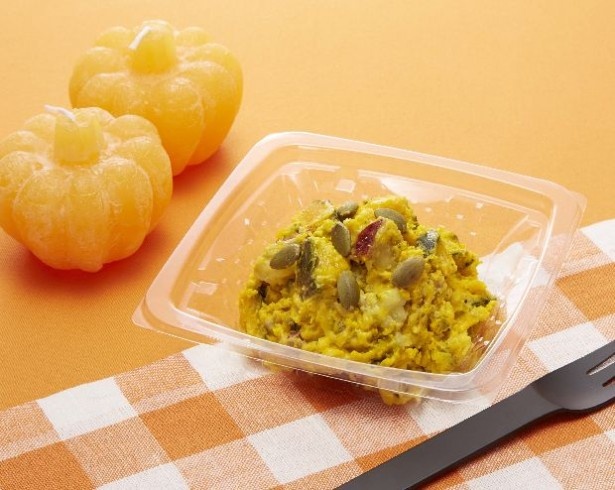 旬の野菜のカボチャとサツマイモをナッツソースで和えた「かぼちゃとさつまいものサラダ」(238円)
