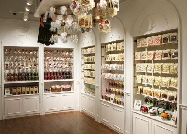さまざまな仕掛けが用意されている店内。こちらは「お茶会の間」