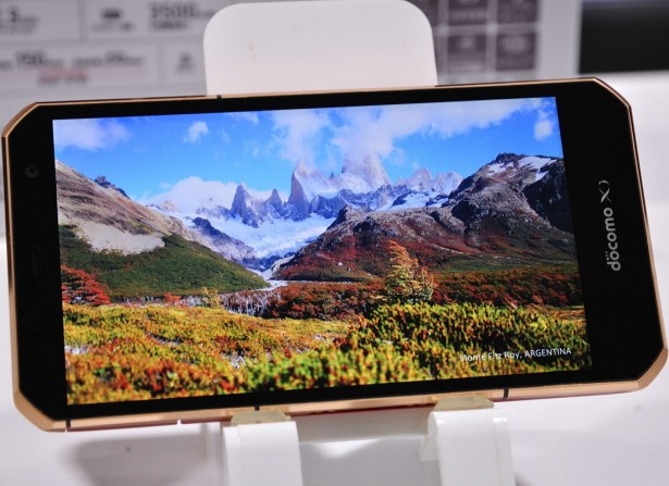 5.2インチWQHDディスプレー搭載で、動画も圧倒的な美しさのARROWS NX