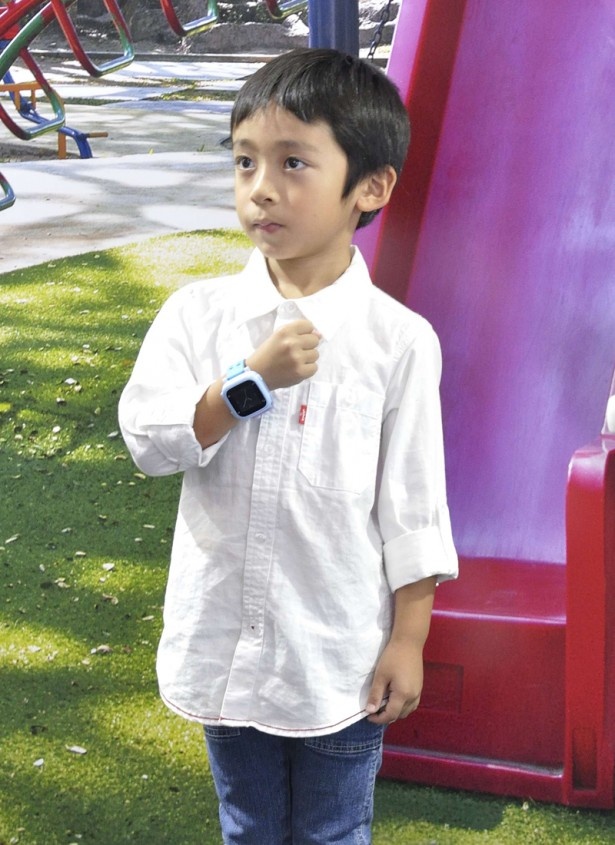 子供向けウェアラブル端末、ドコッチ。防水防塵、温度センサー、いまどこサーチ、SMSなどに対応