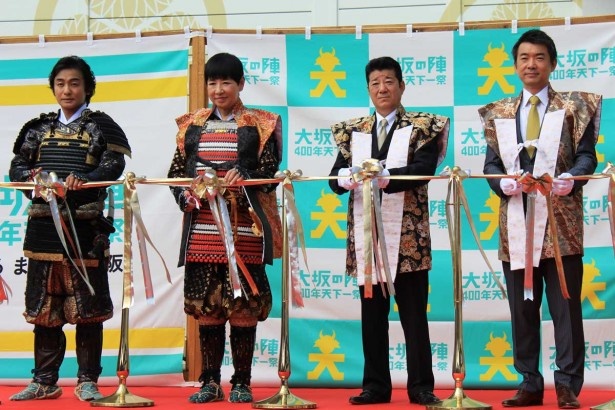 テープカットの模様。テープの色は豊臣秀吉が好んだ金色