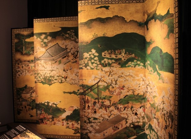 総勢5000人にものぼる壮大な花見の様子を描いた金屏風。絢爛さの中にも仮装を楽しむ姿や、お酒に酔い潰れている姿など、当時の様子を想像できて楽しい