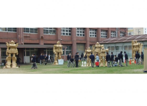 「ダンボールロボット」 大阪市立東淀工業高等学校/展示場所：明治安田生命大阪御堂筋ビル1階