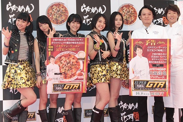 【写真を見る】レポーターの才能が開花!?“虎ポーズ”全開で隠れた食レポの才能を発揮したベイビーレイズ