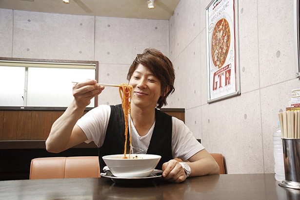 自ら試食する川越シェフ。トマトを練り込んだ特製麺を使用