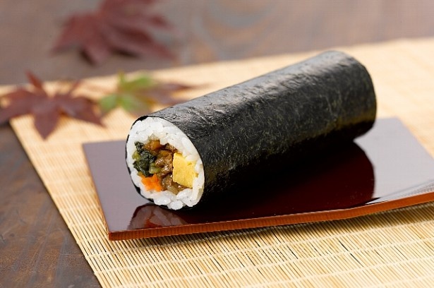 【写真を見る】昆布とかつおだしを使ってまろやかに仕上げた酢飯で、牛肉とゴボウのすき焼や玉子焼きなどを巻いた「柿安本店監修 手巻寿司 牛すき焼巻」(198円)
