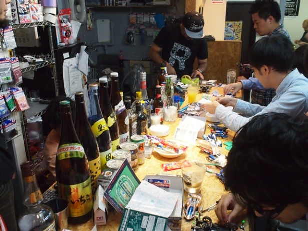 バーカウンターも改良に勤しむ男性客で満員状態。スタッフが親身にアドバイスしてくれる