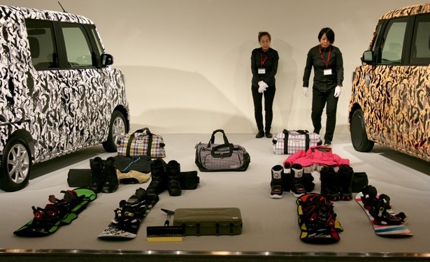 レジャーに出かける際に必要な荷物一式を大容量トランクに積むデモンストレーションも