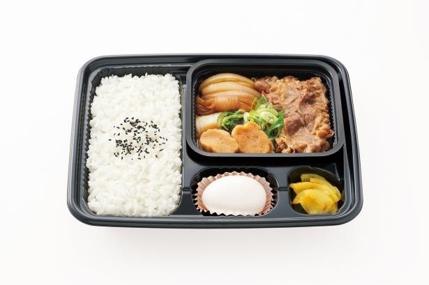 【写真を見る】「すき焼弁当」（590円）は、卵にからめて食べると肉の旨味が一層引き立つ