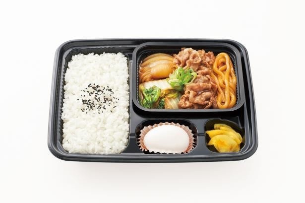 「うどん入りすき焼弁当」は、10月16日（木）から22日（水）までの期間、50円引きの590円で提供される