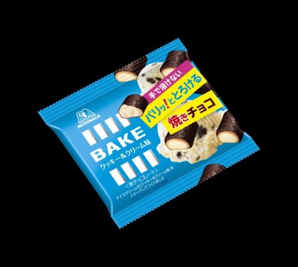 バニラクリーム味とココアクッキー味、2つのおいしさが楽しめる「ベイククッキー＆クリーム味」(税抜122円)。
