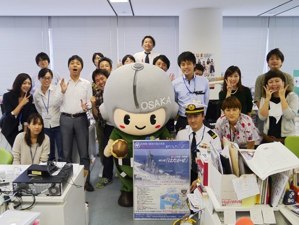 編集部のみんなと記念撮影。編集部からは思わず「かわいい!」という声が。護衛艦一般公開の時には、海上自衛隊のまもるくんと記念撮影もできるよ！