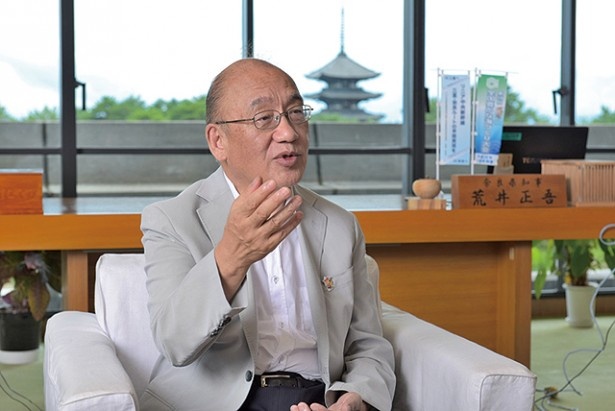 【写真を見る】奈良県大芸術祭への熱い思いを語る荒井知事。背景にあるのは興福寺の五重塔