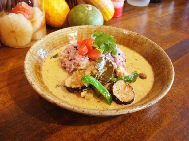 【写真を見る】とんねるずのきたなトランで星3つを獲得した「グリーンタイカレー」(税抜648円・cafebarらぶきょう)