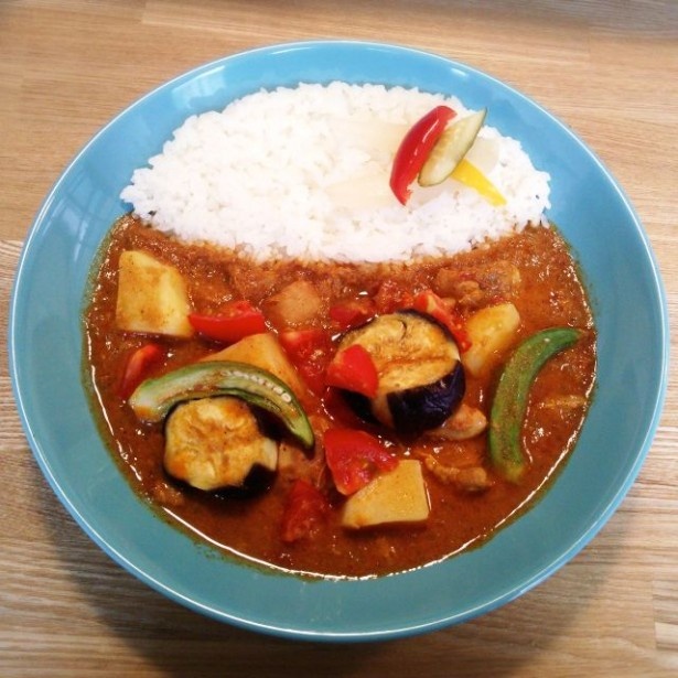スパイシーチキンカレーに季節の野菜、チーズ、たまごなどをお好みでのせて「トッピングカレー」(税抜741円・松と枝)