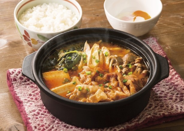 【写真を見る】「野菜と豚肉のピリ辛チゲ～半熟たまご添え(ごはんつき)」(1099円)は、豆板醤や味噌などにアサリの旨味を加えたピリ辛スープに、豚肉、豆腐、野菜などが たっぷり！