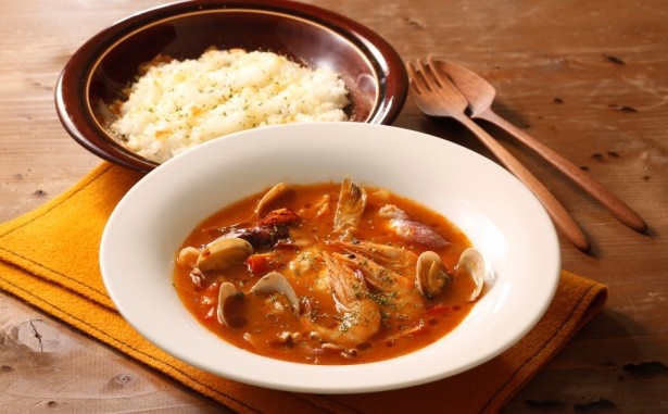 白身魚を煮出した濃厚なダシに、オマールエビやカニなどをふんだんに。チーズおこげを スープに合わせてリゾット風に楽しむ「魚介のブイヤベースとカリカリチーズおこげ」(1196円)